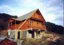 piętrowy dom drewniany